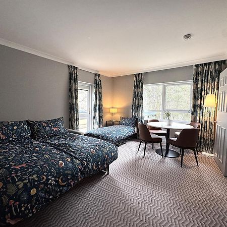 Hilton Cobham Hotel Bagian luar foto