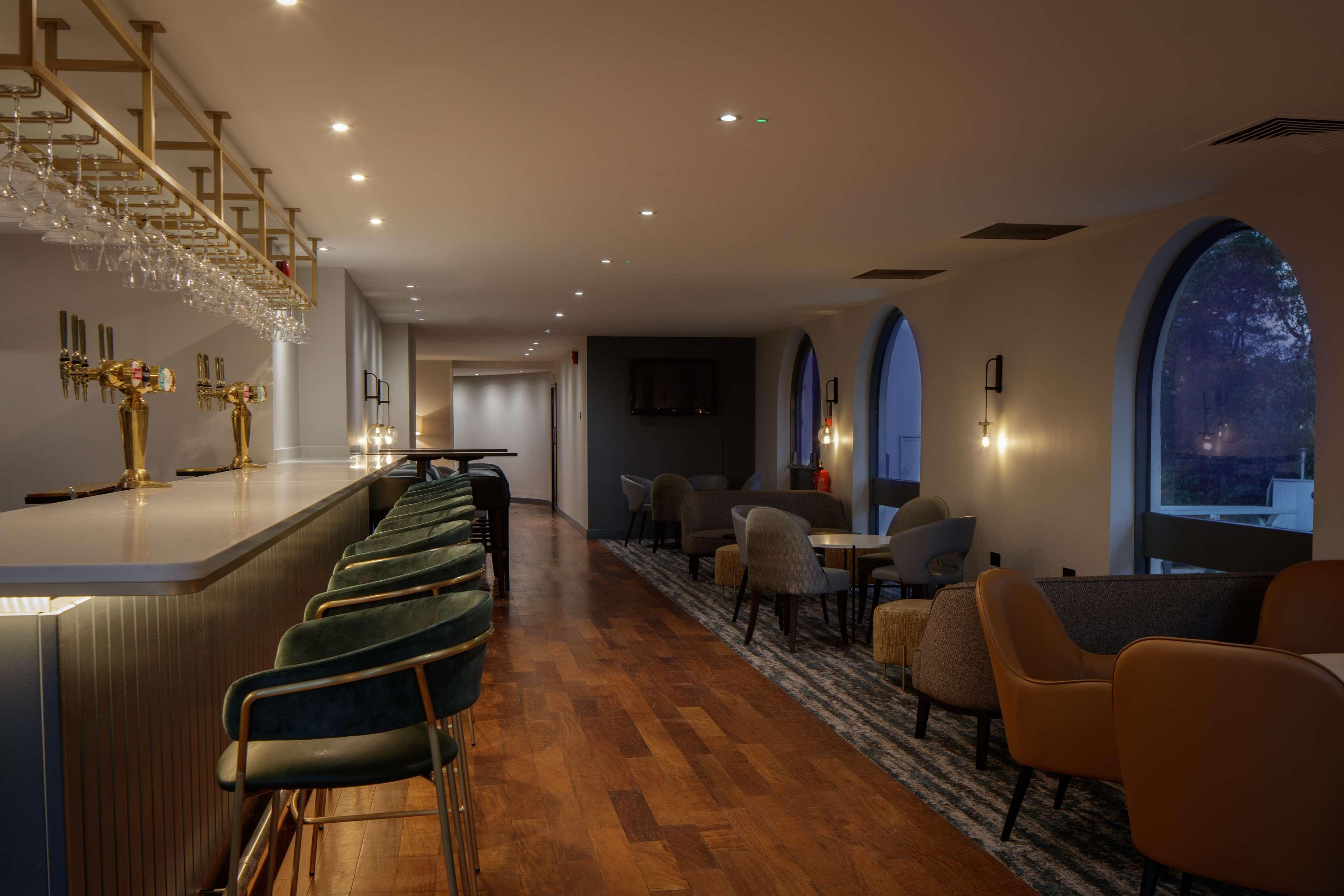 Hilton Cobham Hotel Bagian luar foto