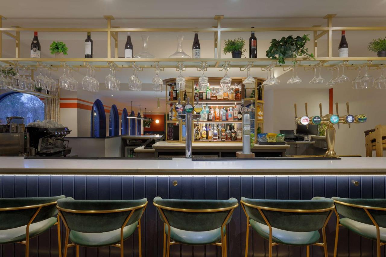 Hilton Cobham Hotel Bagian luar foto