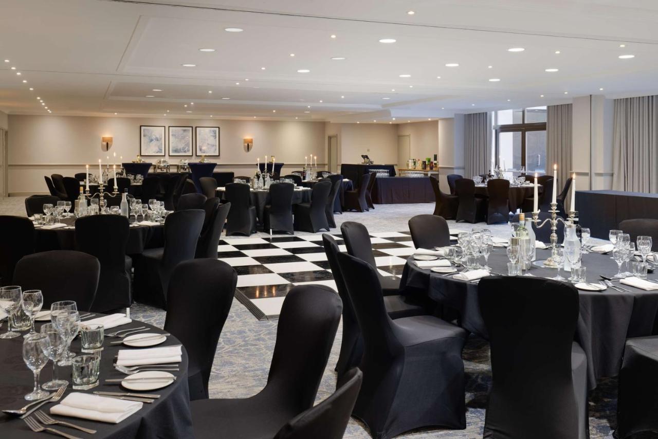 Hilton Cobham Hotel Bagian luar foto