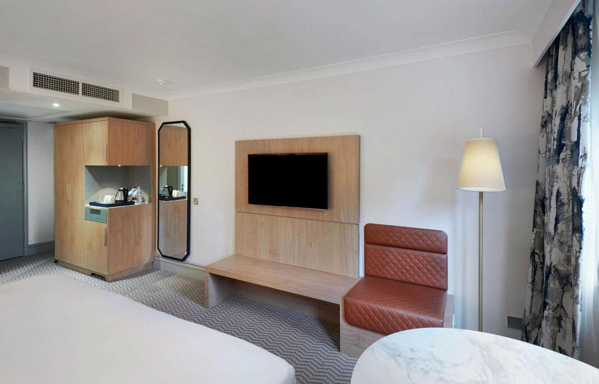 Hilton Cobham Hotel Bagian luar foto