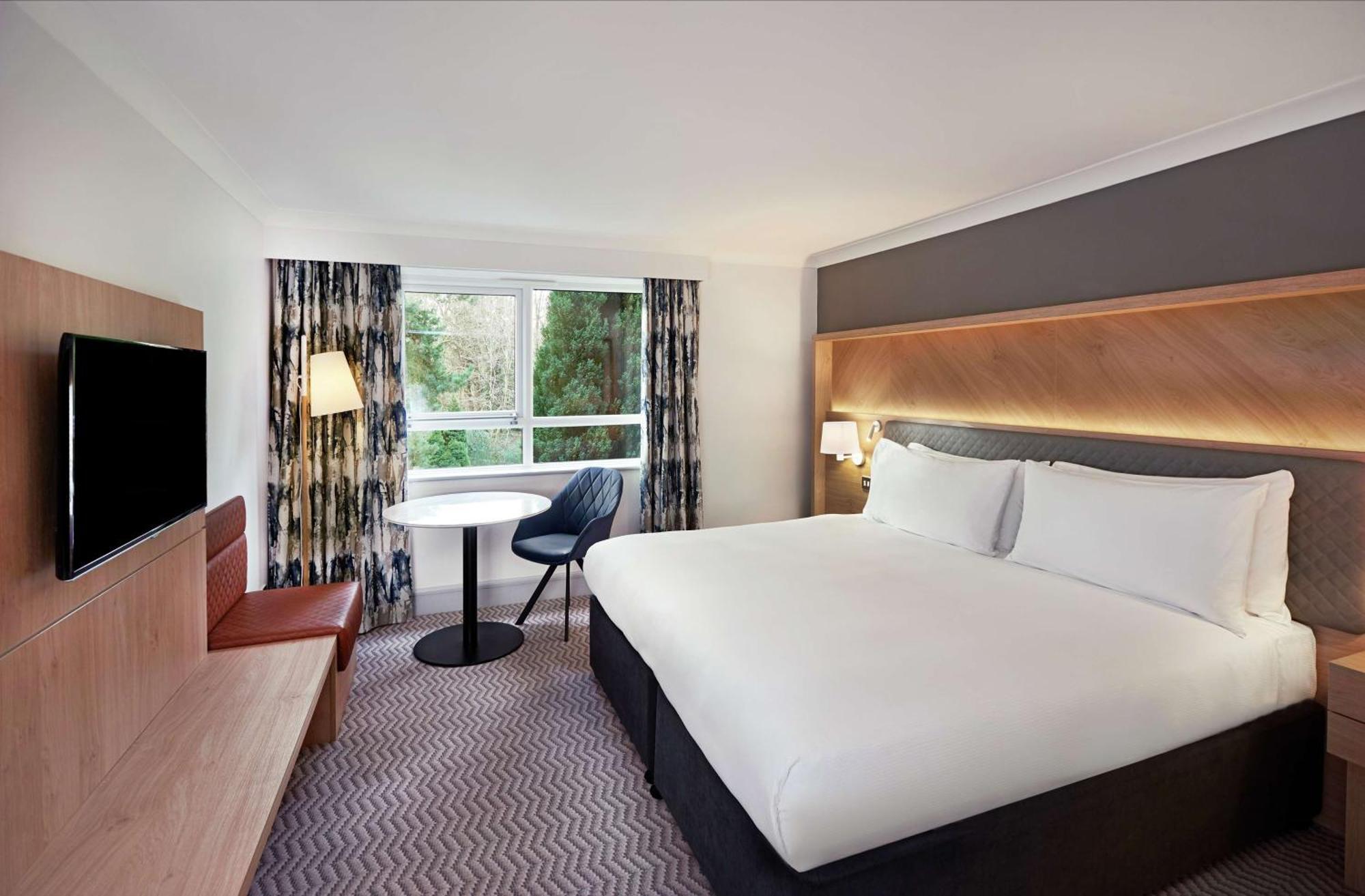 Hilton Cobham Hotel Bagian luar foto