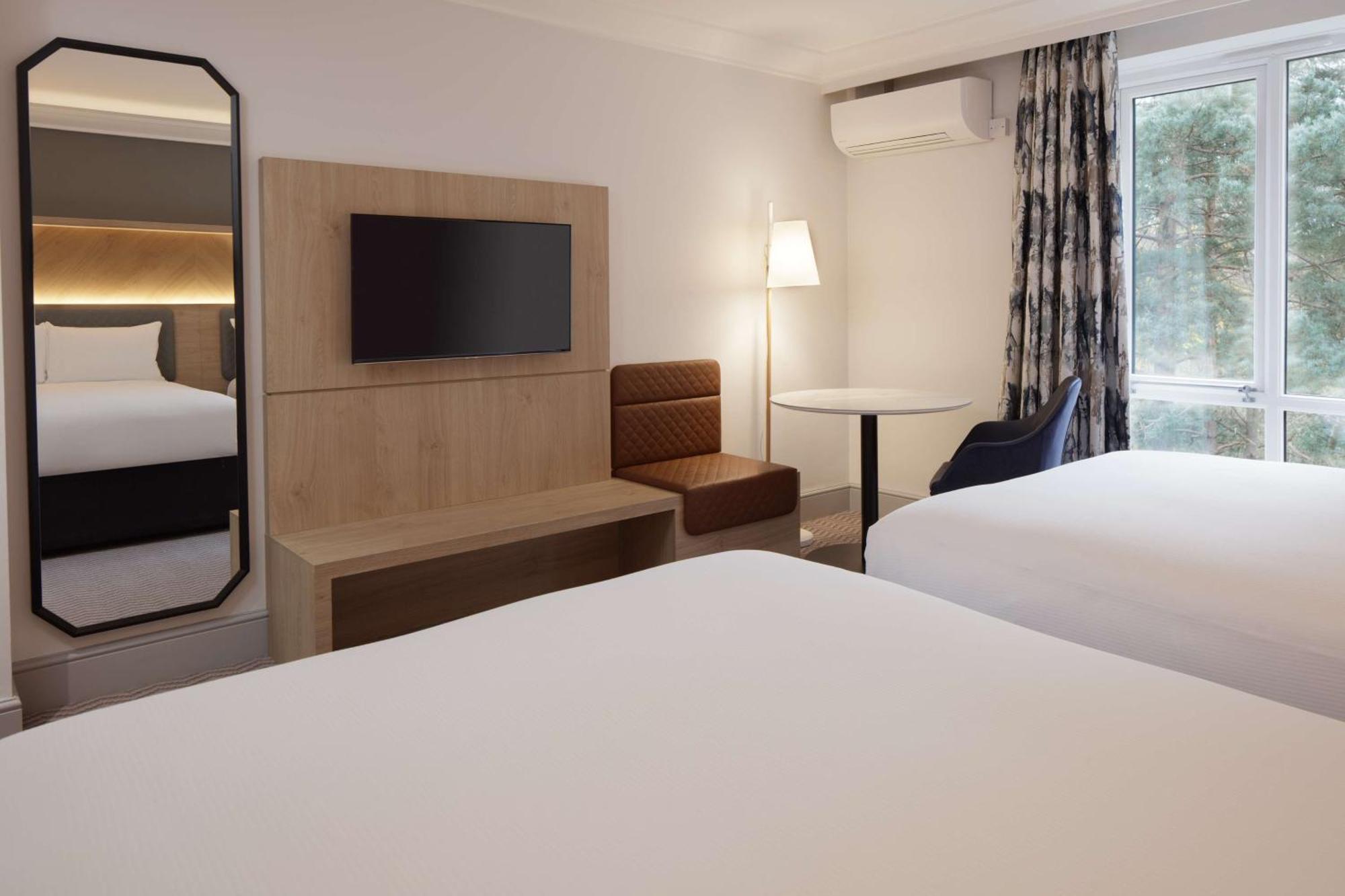 Hilton Cobham Hotel Bagian luar foto