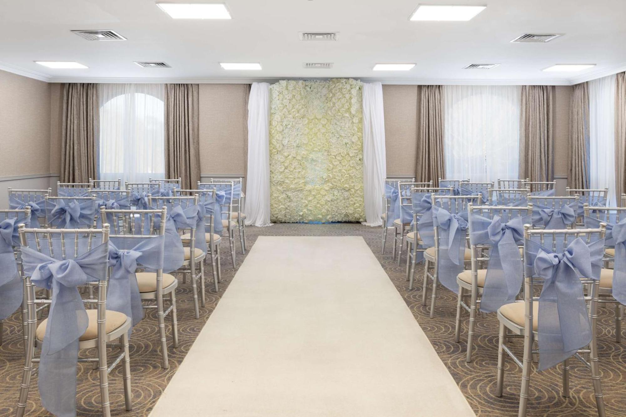 Hilton Cobham Hotel Bagian luar foto