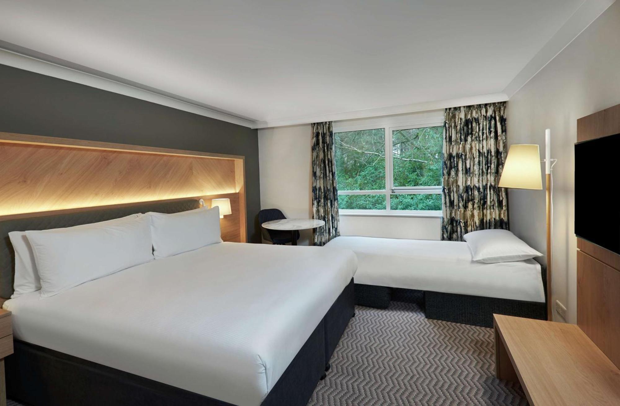Hilton Cobham Hotel Bagian luar foto