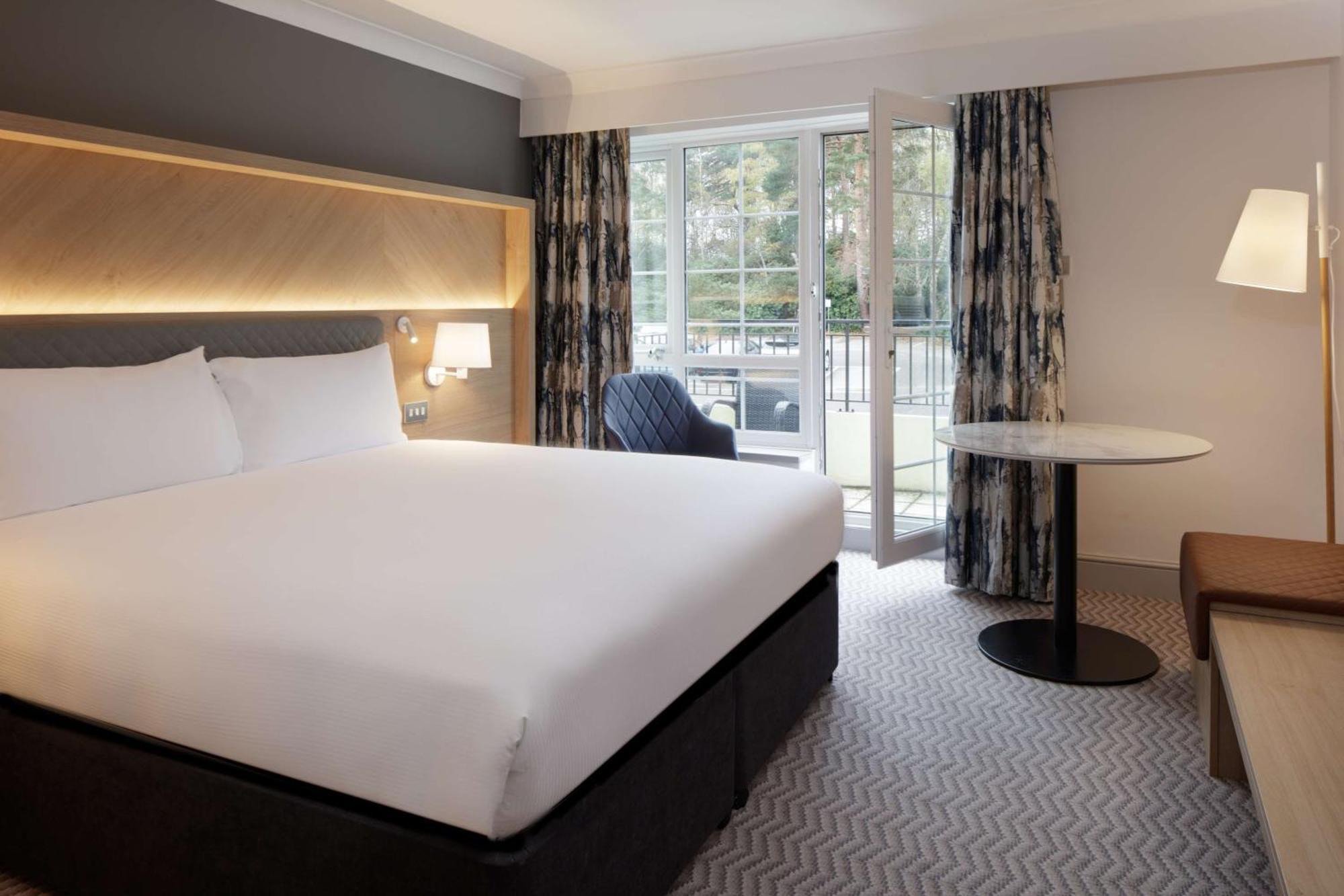 Hilton Cobham Hotel Bagian luar foto