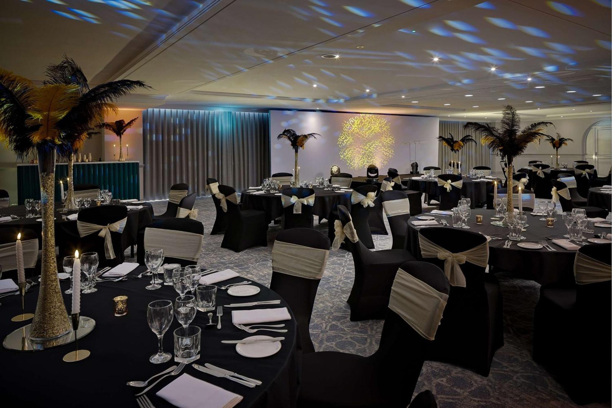 Hilton Cobham Hotel Bagian luar foto