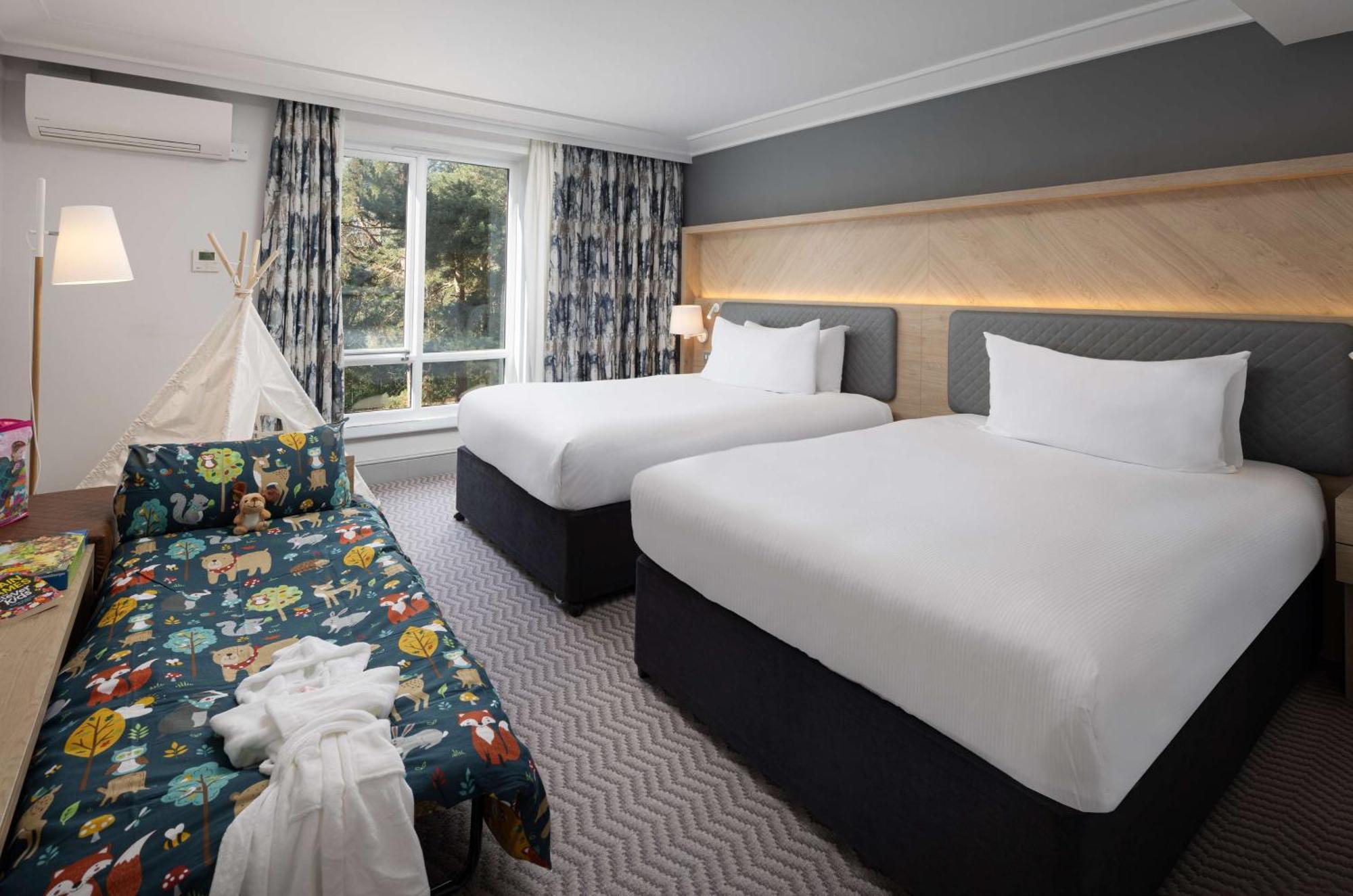 Hilton Cobham Hotel Bagian luar foto