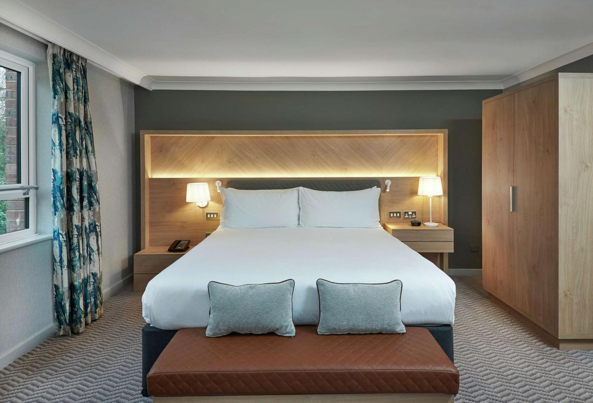 Hilton Cobham Hotel Bagian luar foto