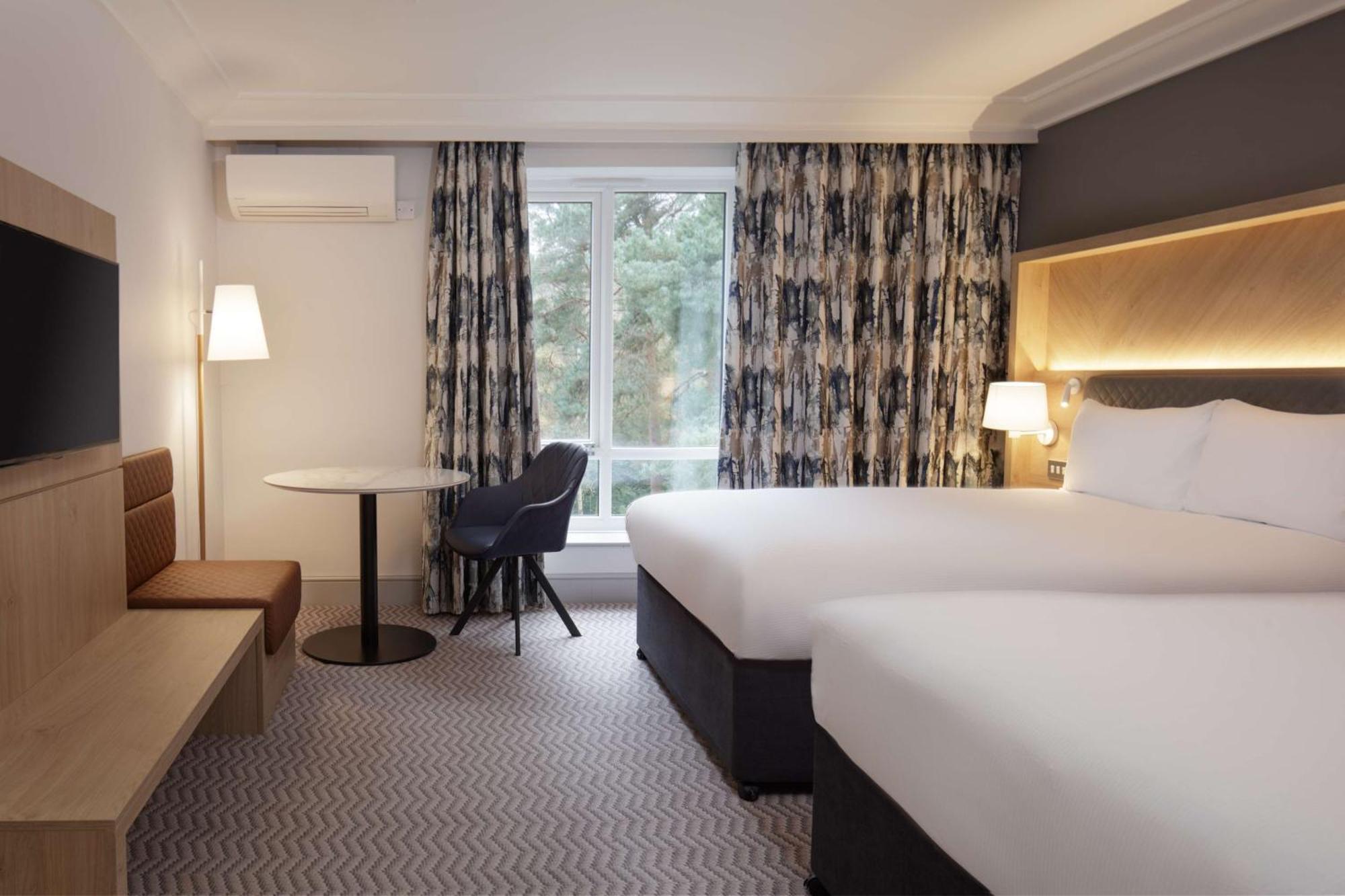 Hilton Cobham Hotel Bagian luar foto