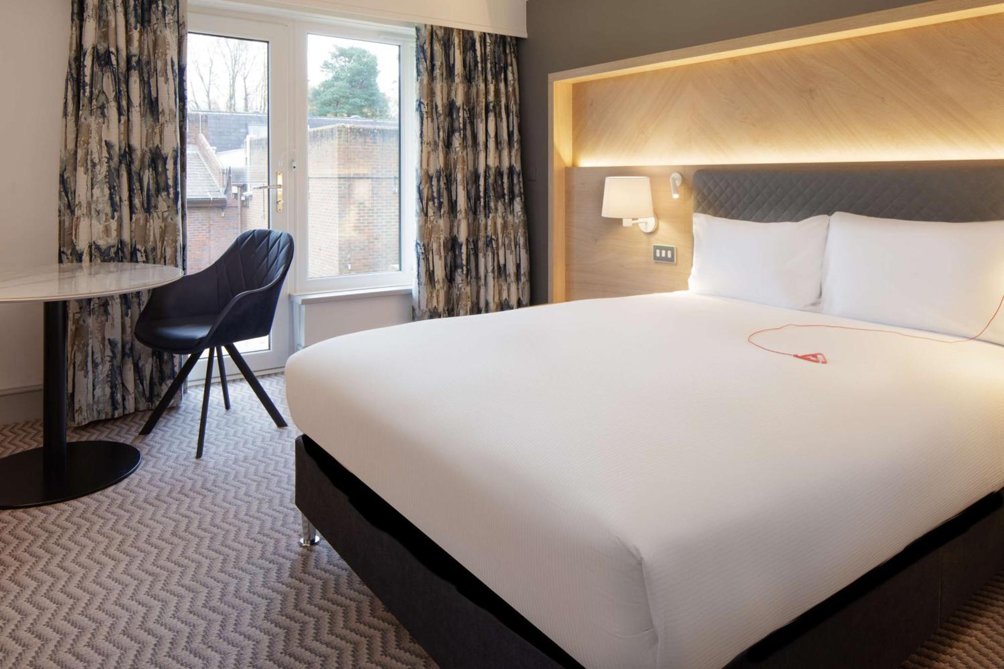 Hilton Cobham Hotel Bagian luar foto