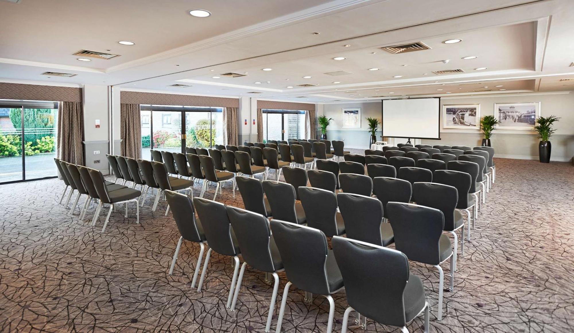 Hilton Cobham Hotel Bagian luar foto