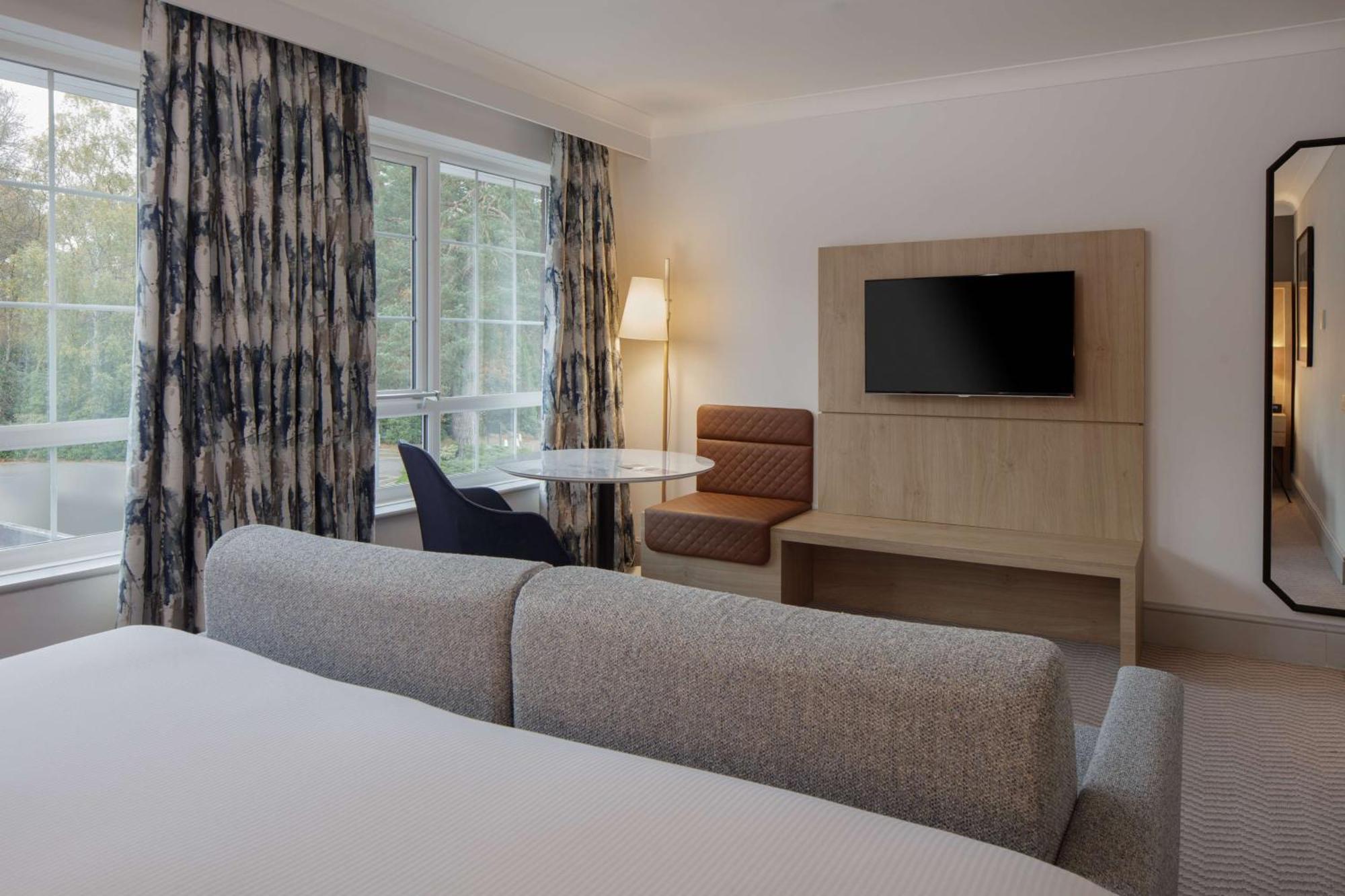 Hilton Cobham Hotel Bagian luar foto