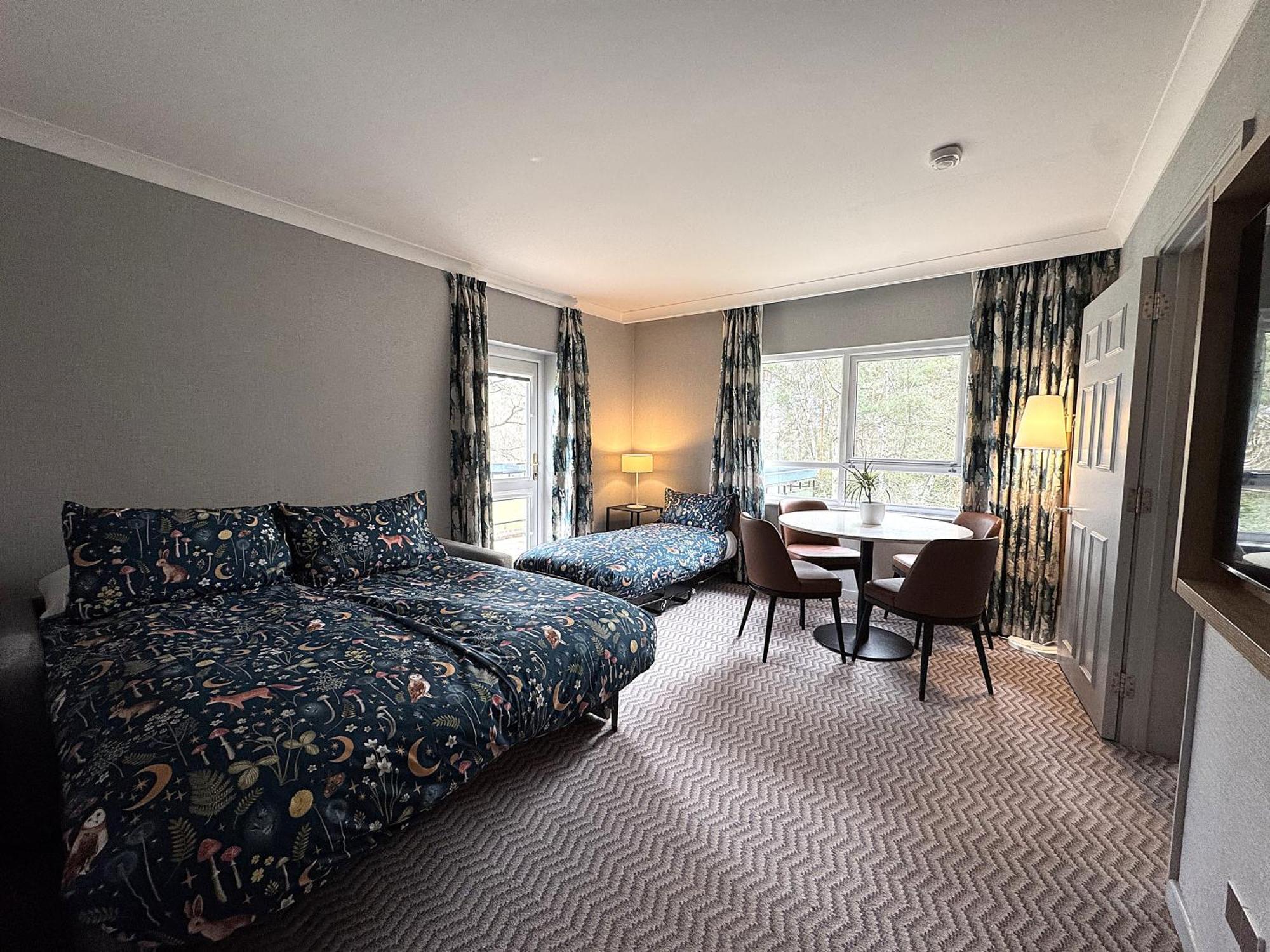 Hilton Cobham Hotel Bagian luar foto